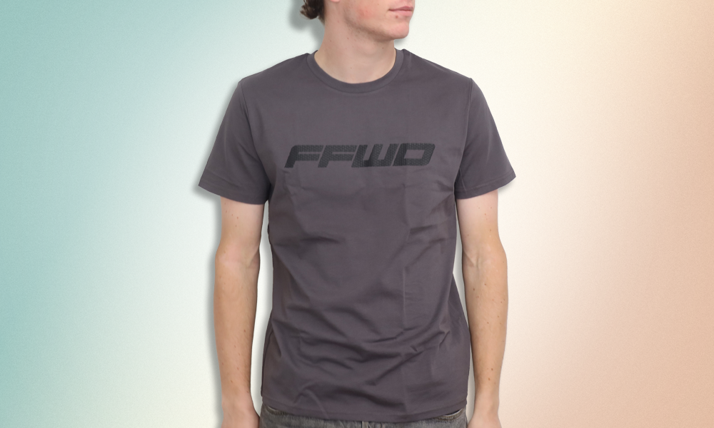 T-SHIRT MED STORT LOGO