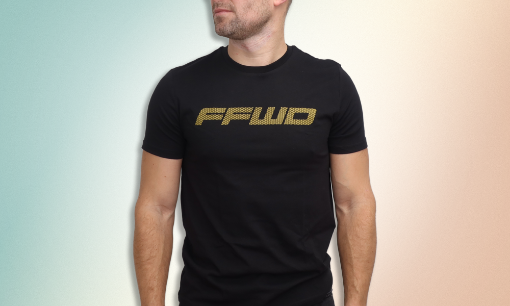 T-SHIRT MED STORT LOGO