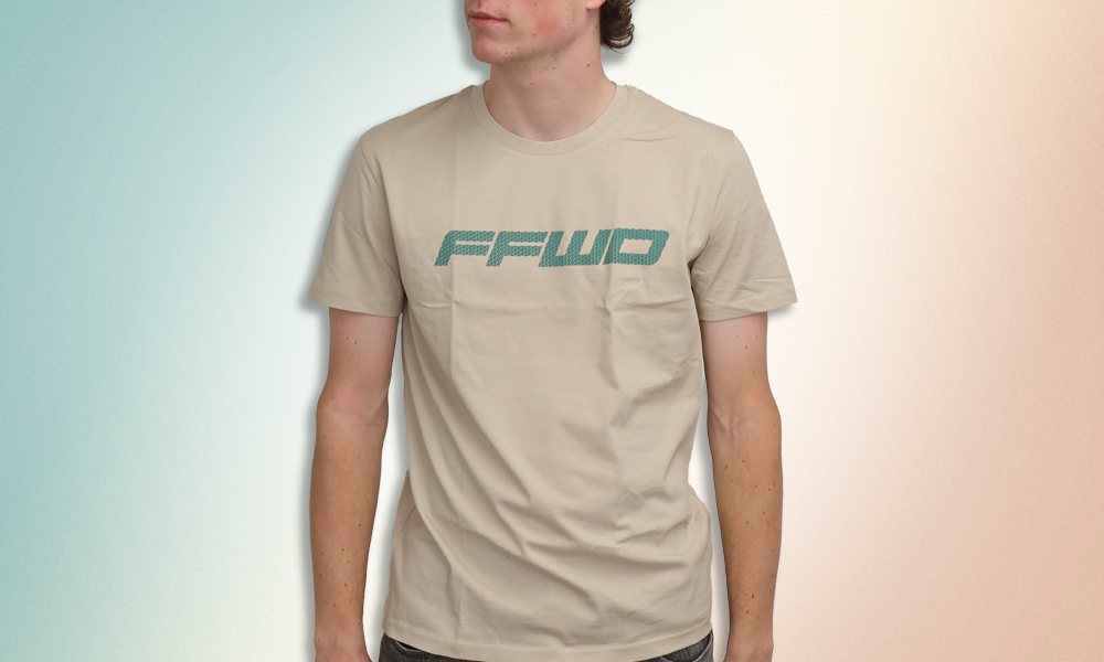 T-SHIRT MED STORT LOGO