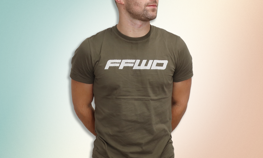 T-SHIRT MED STORT LOGO