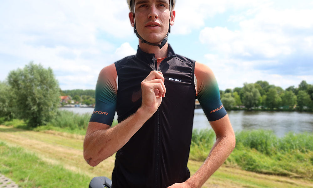 FFWD CYCLING WIND VEST - Festive Favorite